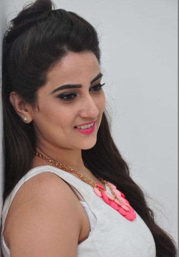 Anchor Manjusha Photo Gallery