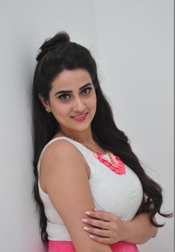 Anchor Manjusha Photo Gallery