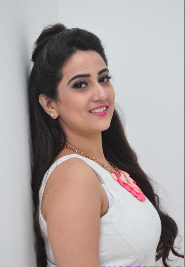 Anchor Manjusha Photo Gallery