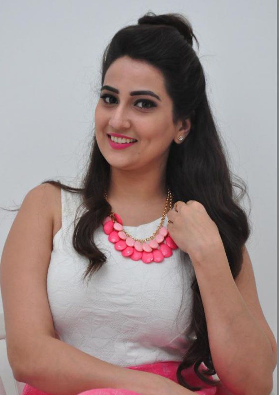 Anchor Manjusha Photo Gallery