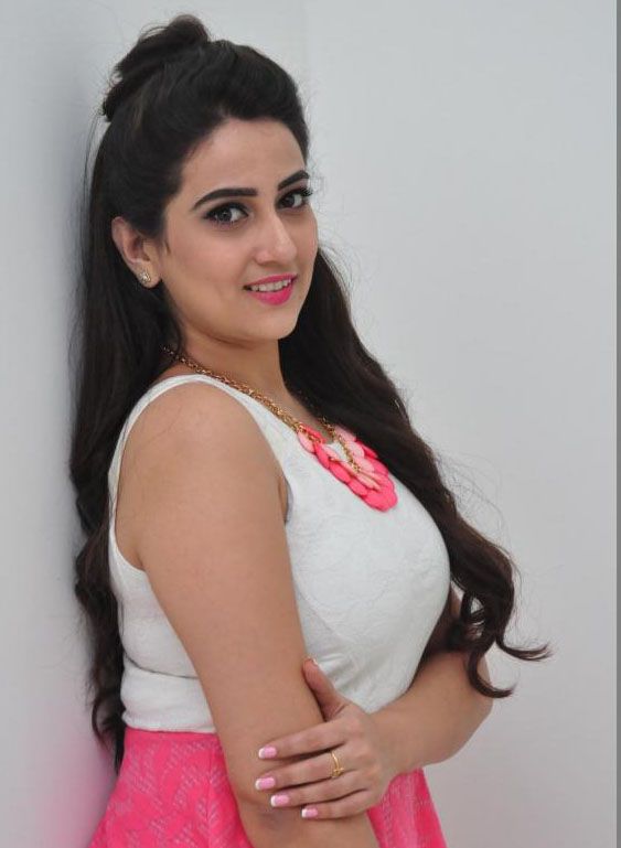 Anchor Manjusha Photo Gallery