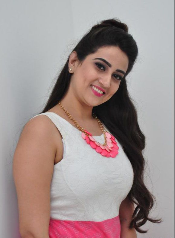 Anchor Manjusha Photo Gallery