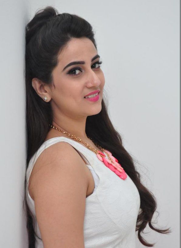 Anchor Manjusha Photo Gallery