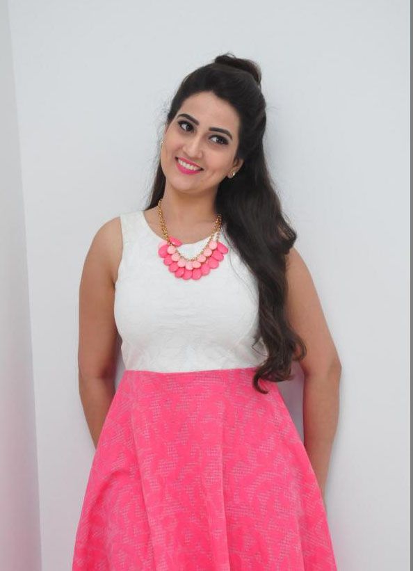 Anchor Manjusha Photo Gallery