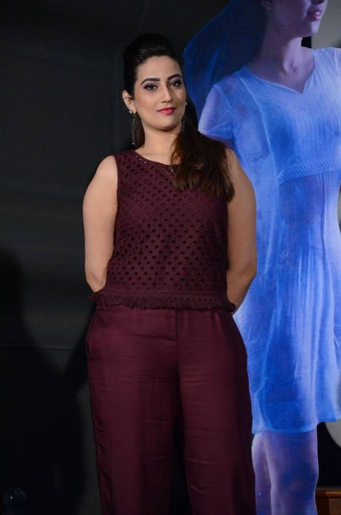 Anchor Manjusha Stills At Srivalli Movie Trailer Launch