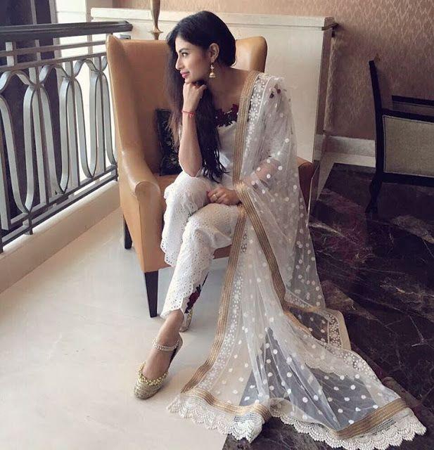 Naagin Actress Mouni Roy Photos goes viral on Social Media