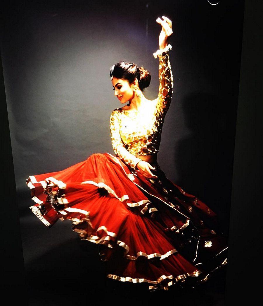 Naagin Actress Mouni Roy Photos goes viral on Social Media