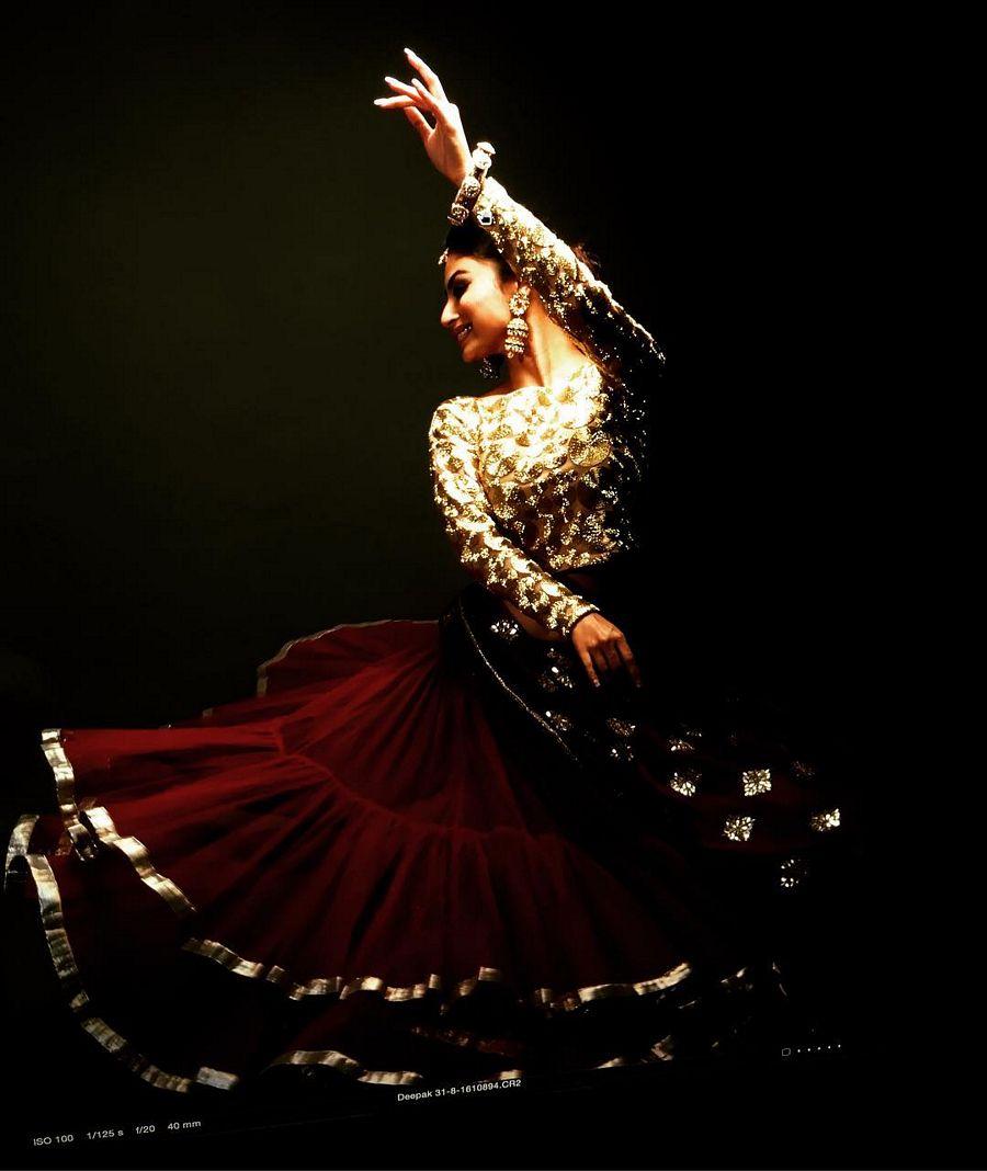 Naagin Actress Mouni Roy Photos goes viral on Social Media