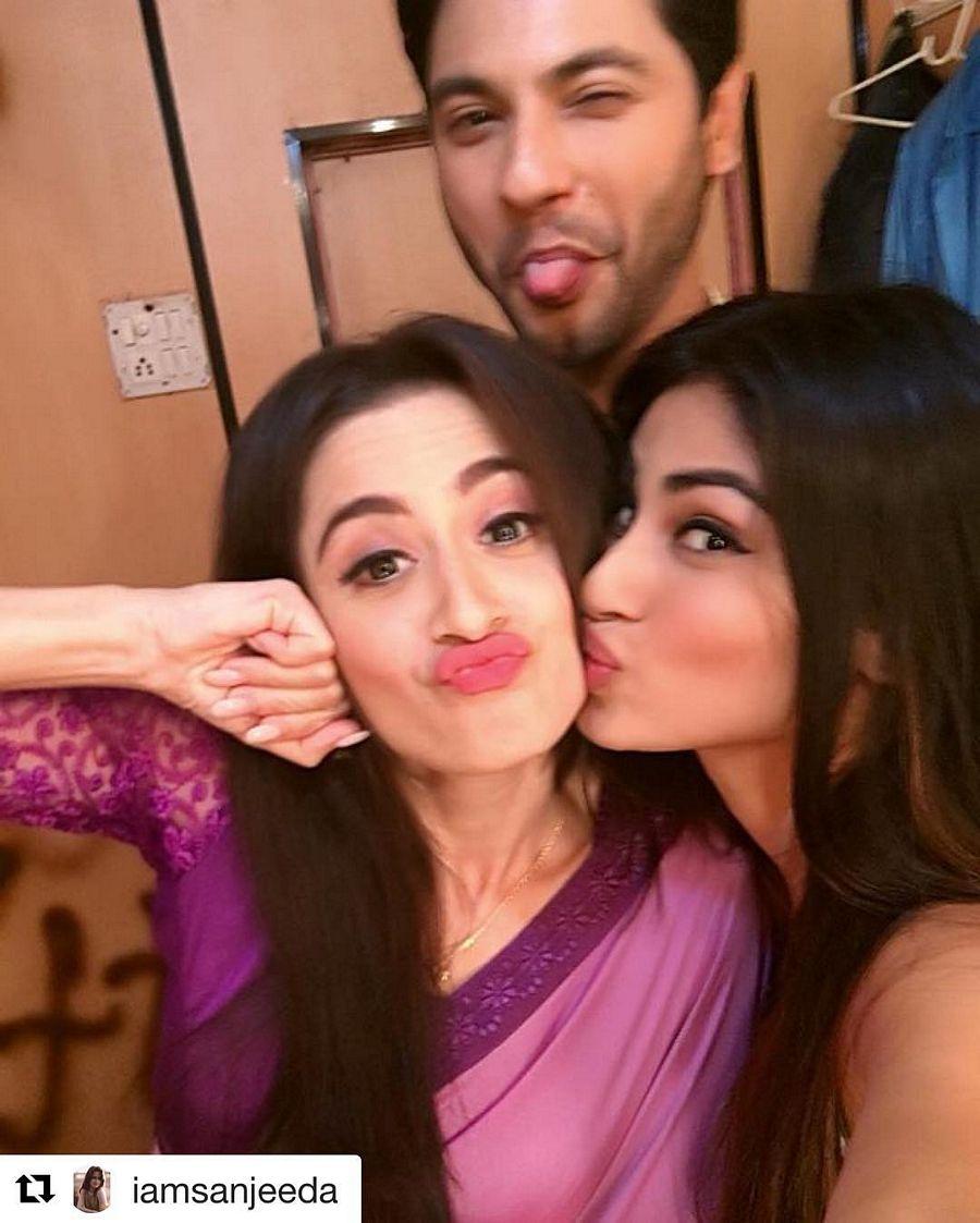 Naagin Actress Mouni Roy Photos goes viral on Social Media