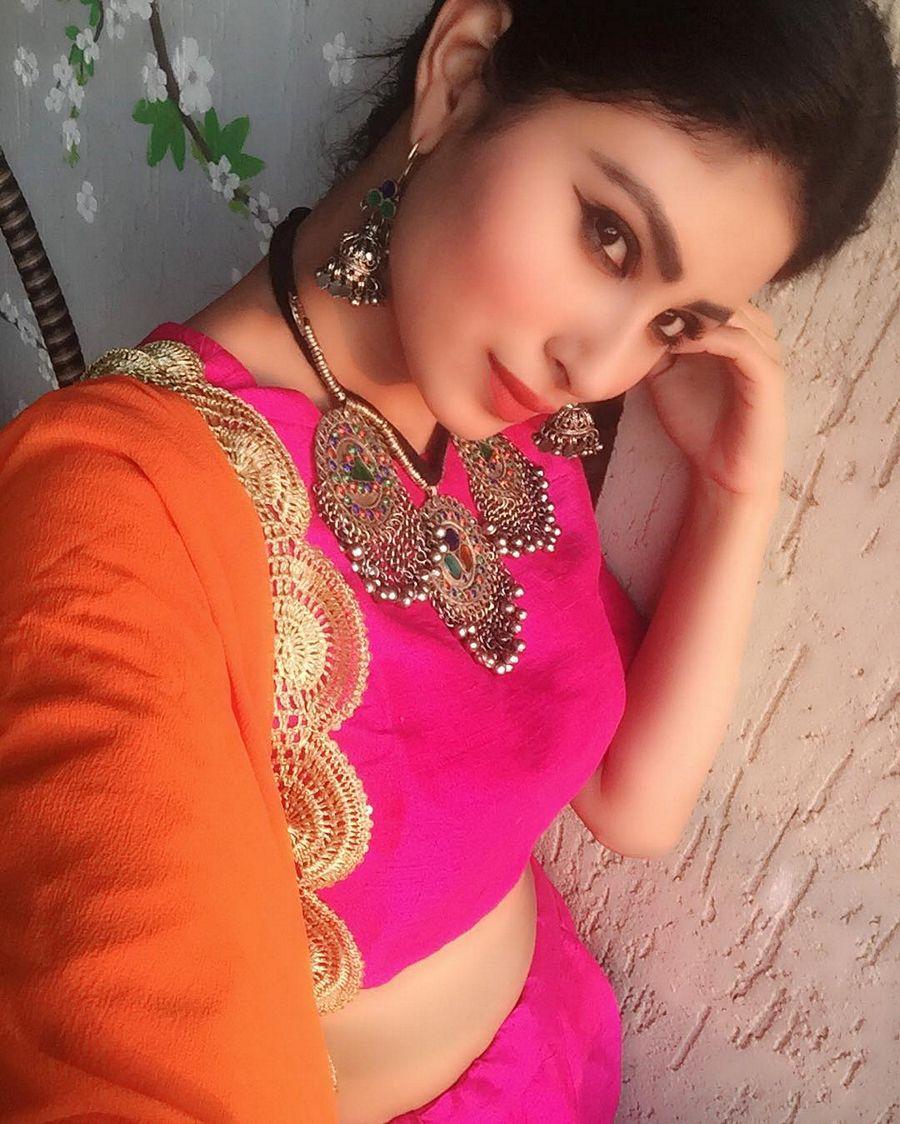 Naagin Actress Mouni Roy Photos goes viral on Social Media