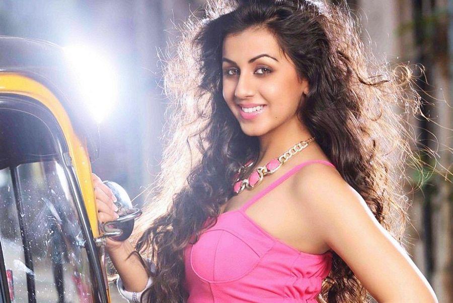 Nikki Galrani Latest Sexy Unseen Photos