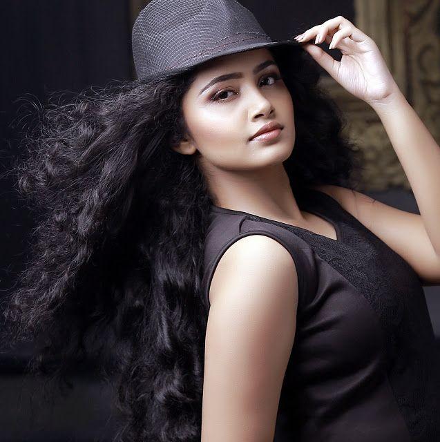 RARE & UNSEEN Photos of Anupama Parameswaran