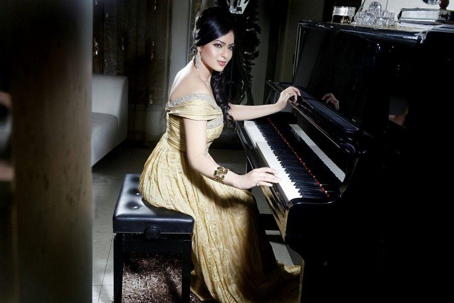 Rare & Unseen Photos of Nikesha Patel