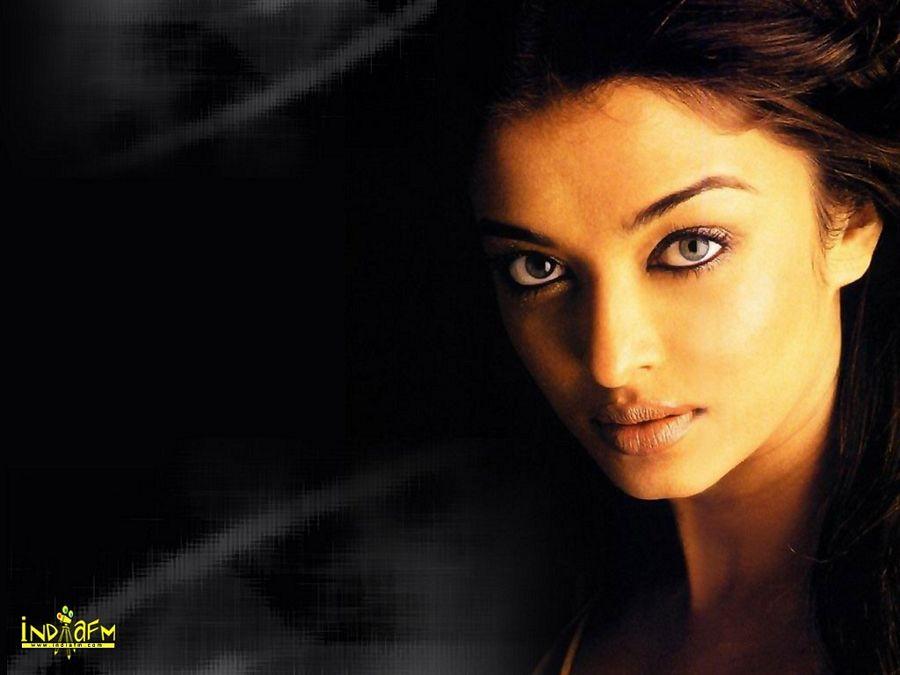 BIRTHDAY SPECIAL: Rare Photos Of Aishwarya Rai You've Never Seen Before