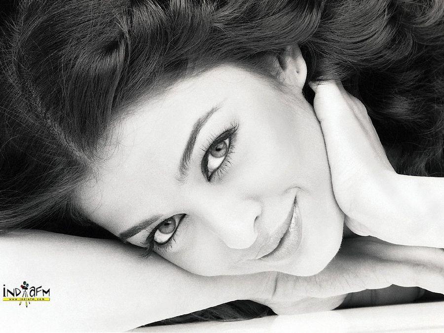 BIRTHDAY SPECIAL: Rare Photos Of Aishwarya Rai You've Never Seen Before