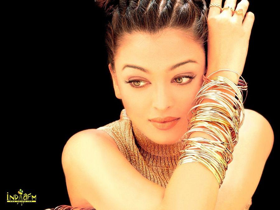 BIRTHDAY SPECIAL: Rare Photos Of Aishwarya Rai You've Never Seen Before