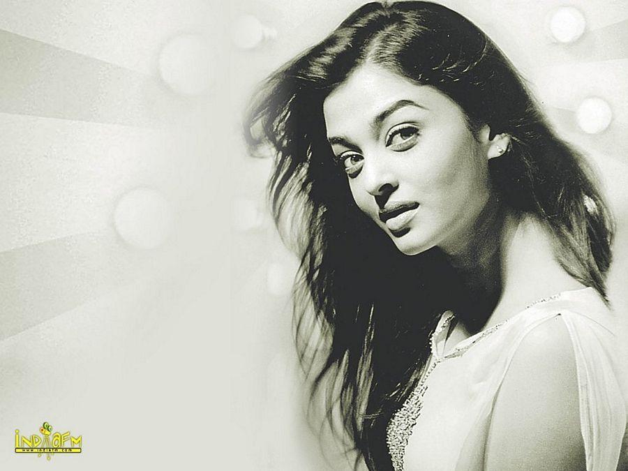 BIRTHDAY SPECIAL: Rare Photos Of Aishwarya Rai You've Never Seen Before