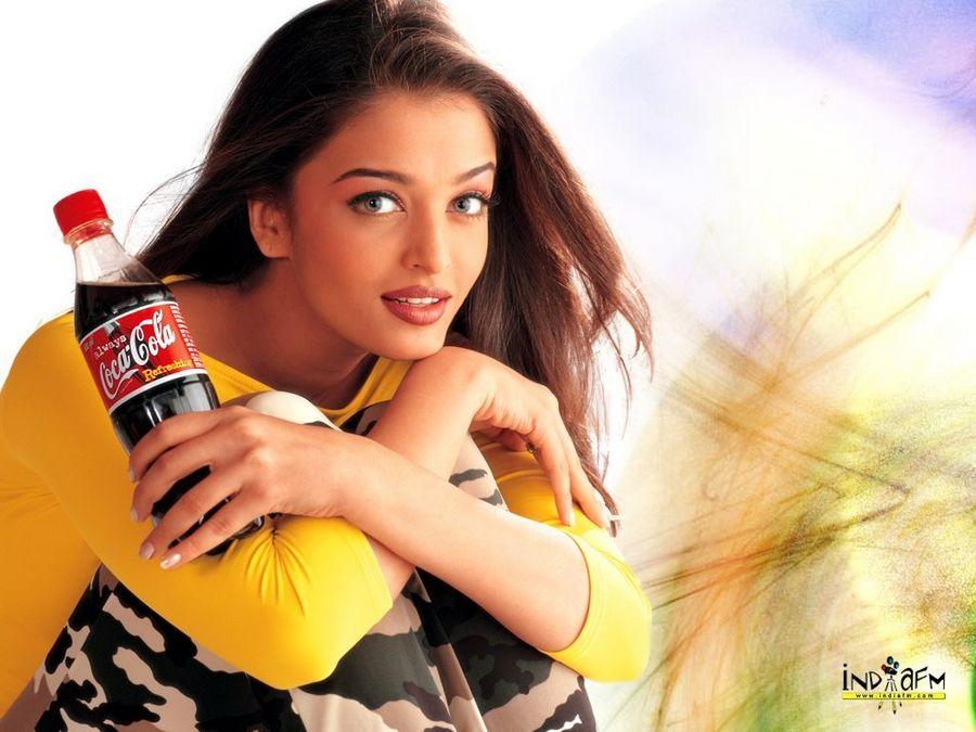 BIRTHDAY SPECIAL: Rare Photos Of Aishwarya Rai You've Never Seen Before