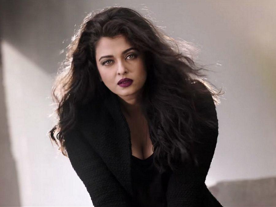 BIRTHDAY SPECIAL: Rare Photos Of Aishwarya Rai You've Never Seen Before