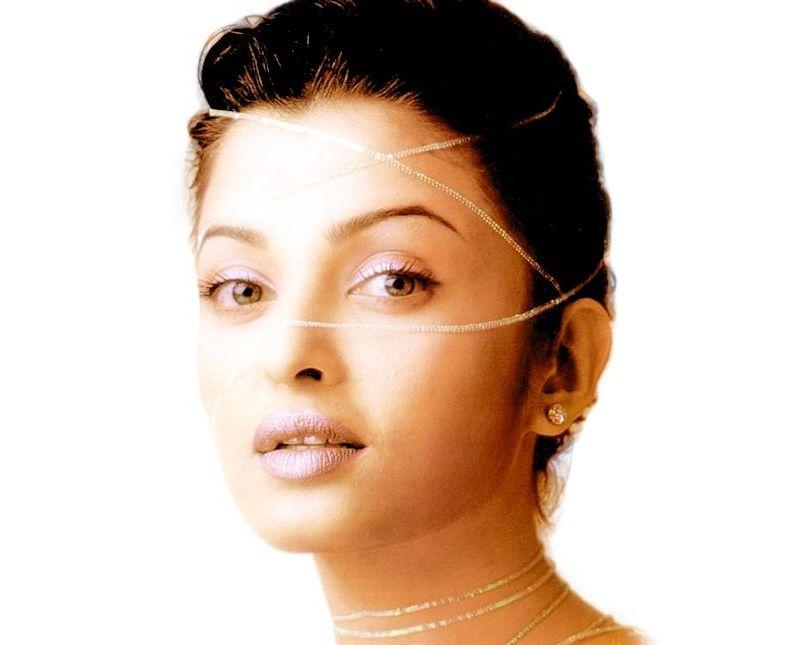 BIRTHDAY SPECIAL: Rare Photos Of Aishwarya Rai You've Never Seen Before