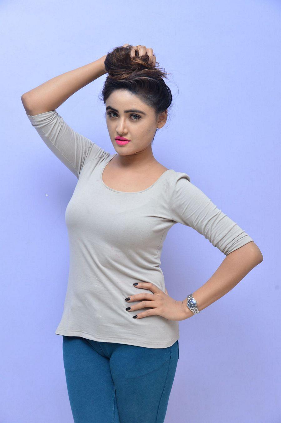 Sony Charistha Stills at Evaro Tanevaro Movie Audio Launch