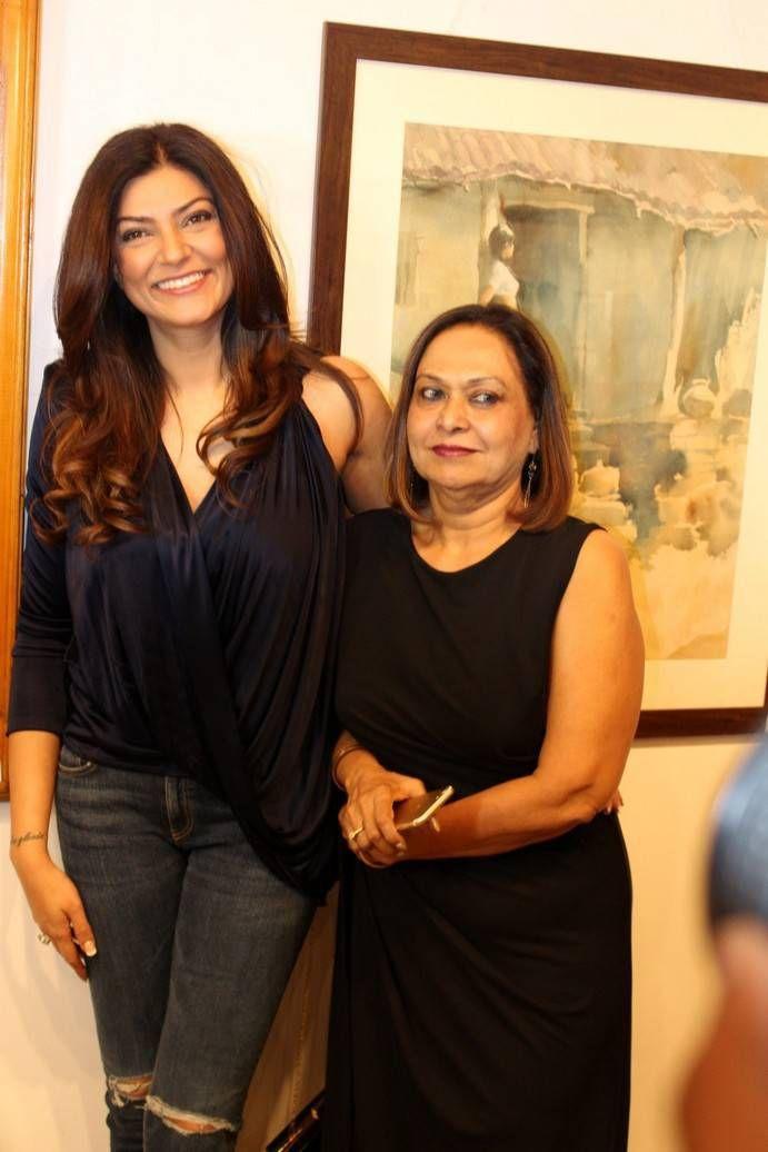 Sushmita Sen Stills At The Late John Fernandes Art Show Inauguration