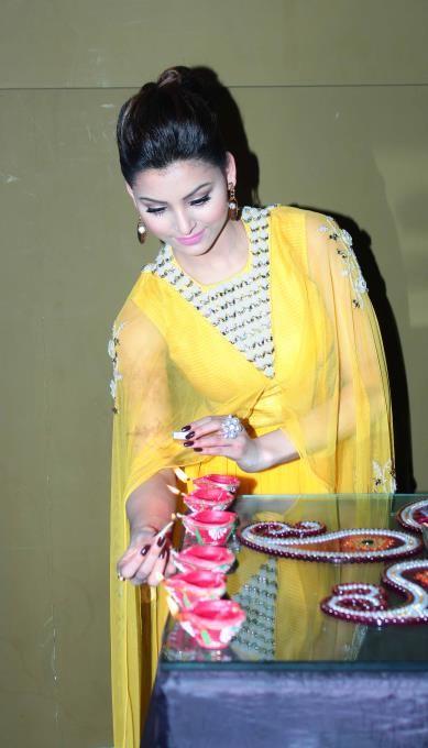 Urvashi Rautela Celebrates Diwali 2016 Photos