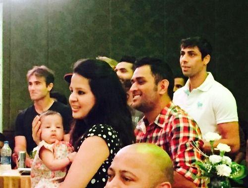 Adorable Pictures of Ziva with daddy Dhoni