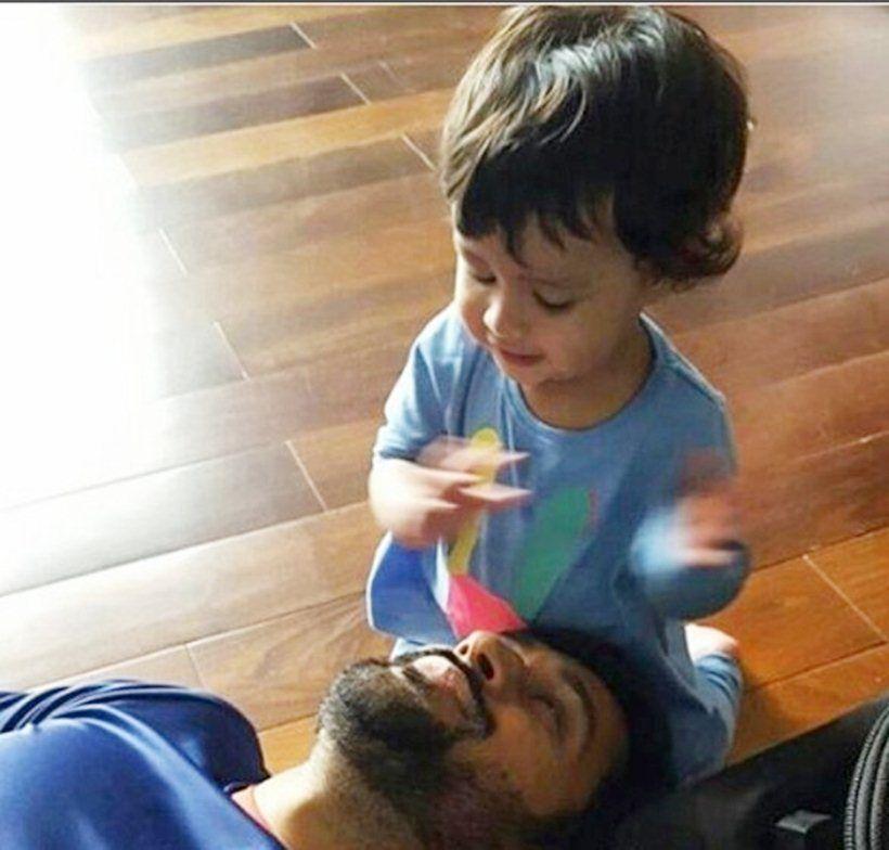 Adorable Pictures of Ziva with daddy Dhoni