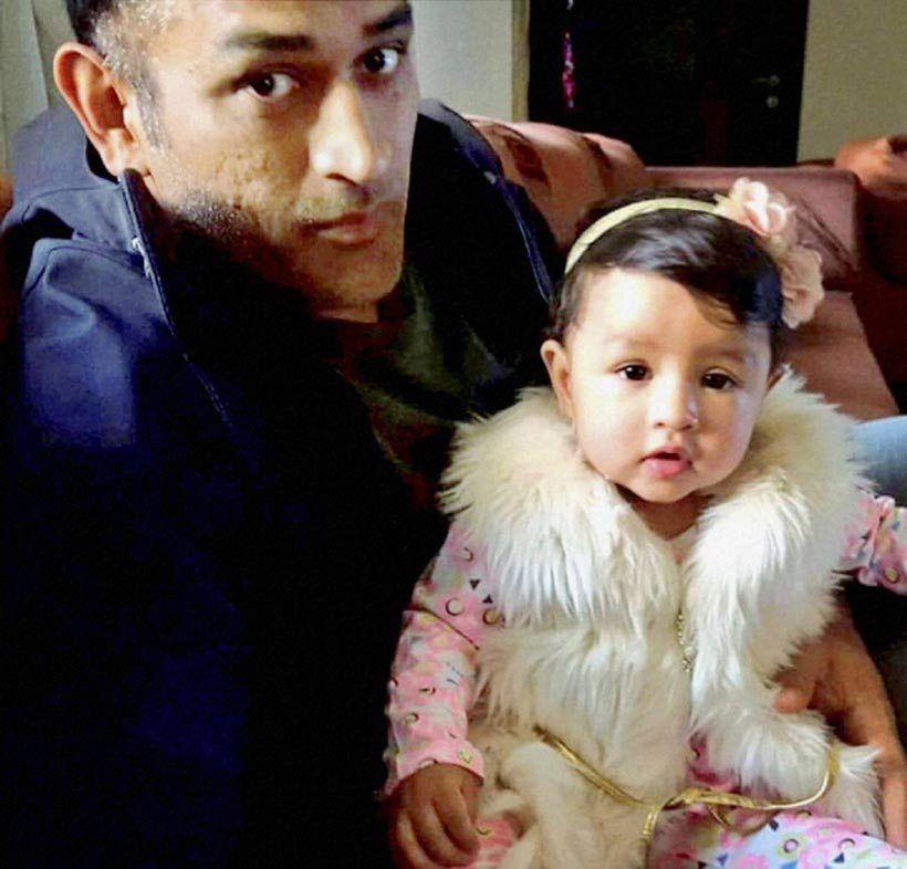 Adorable Pictures of Ziva with daddy Dhoni