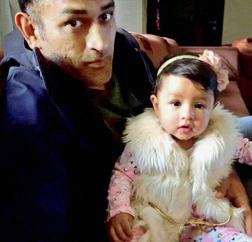 Adorable Pictures of Ziva with daddy Dhoni