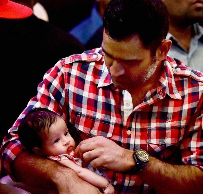 Adorable Pictures of Ziva with daddy Dhoni