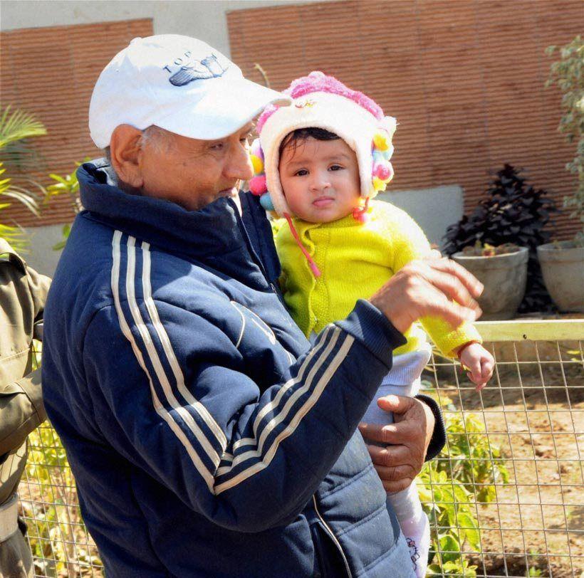 Adorable Pictures of Ziva with daddy Dhoni