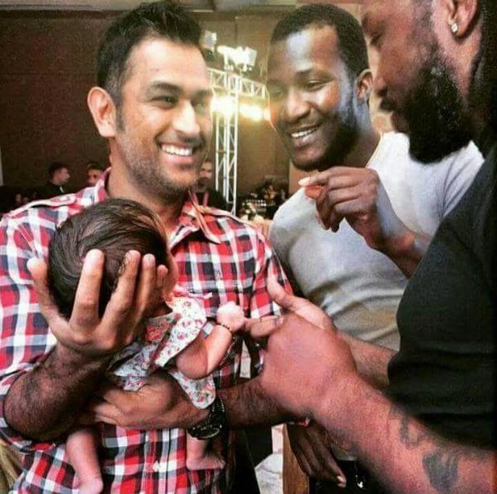 Adorable Pictures of Ziva with daddy Dhoni