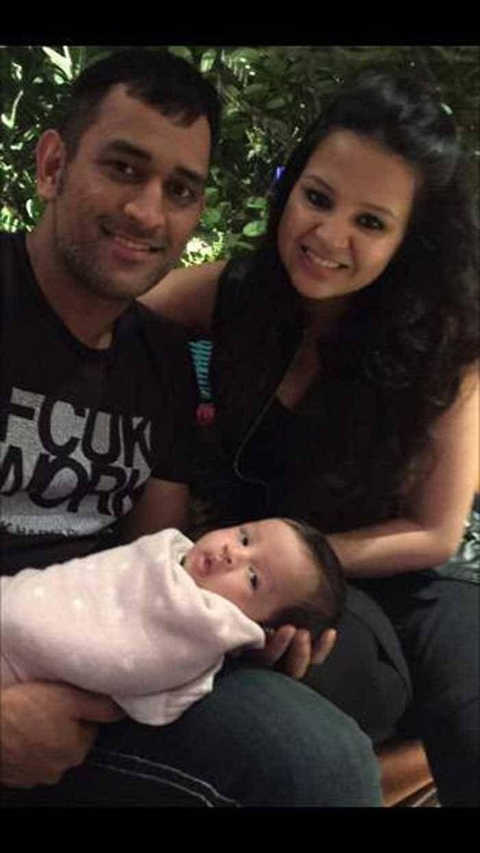 Adorable Pictures of Ziva with daddy Dhoni