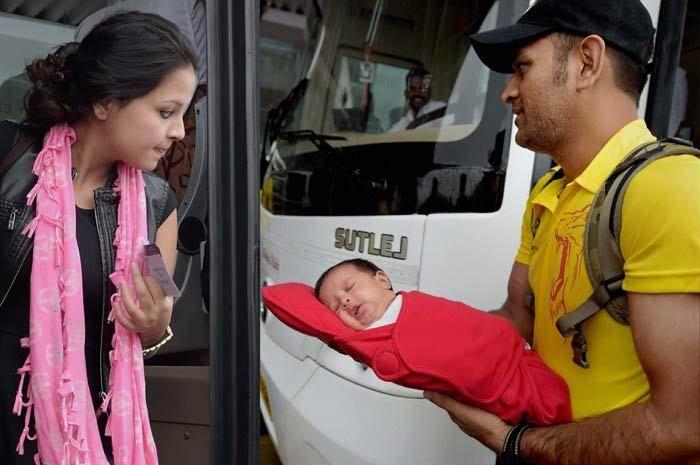 Adorable Pictures of Ziva with daddy Dhoni