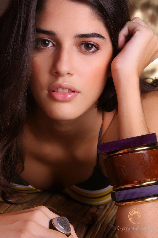 Indian Cricketer Virat Kohli Girlfriend Model Izabelle Leite