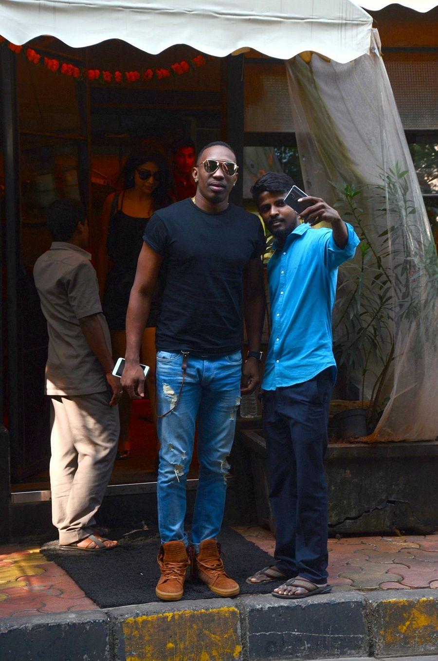 SHRIYA SARAN was caught red handed with DWAYNE BRAVO