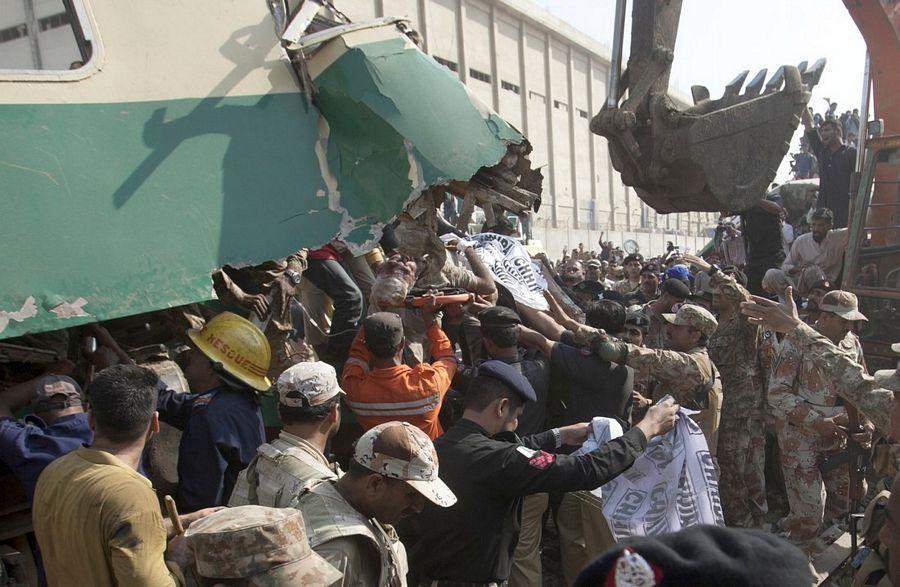 Pakistan Express Train Collide Photos