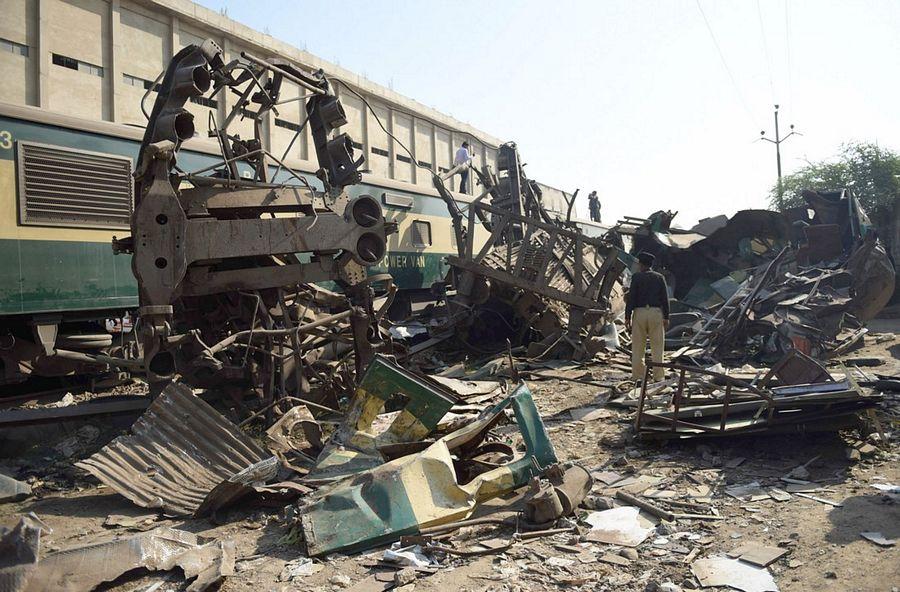 Pakistan Express Train Collide Photos