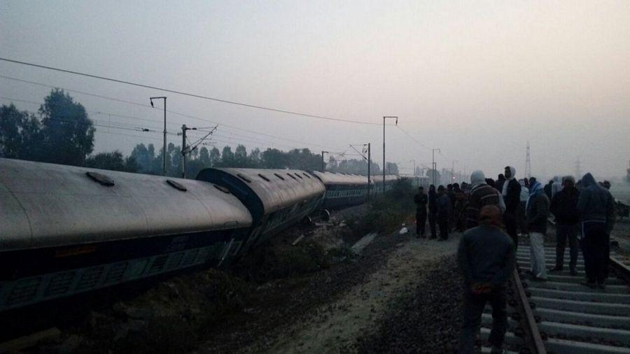 Sealdah-Ajmer express derails near Kanpur Photos