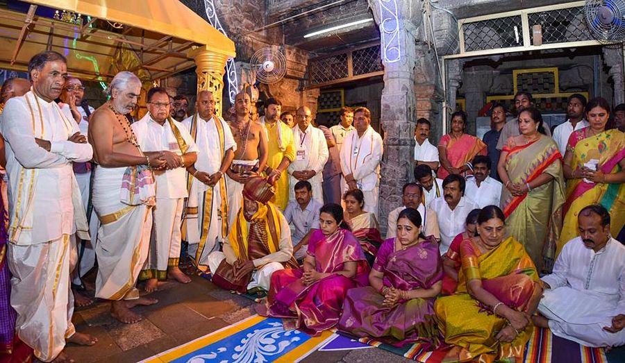 Sri NCBN offered Pattuvastralu to Lord Venkateswara