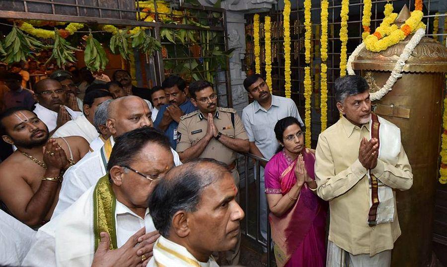 Sri NCBN offered Pattuvastralu to Lord Venkateswara