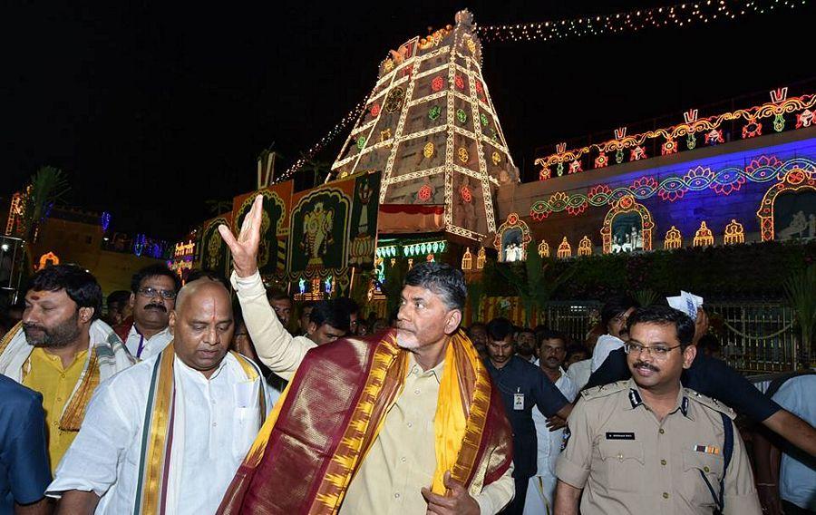 Sri NCBN offered Pattuvastralu to Lord Venkateswara