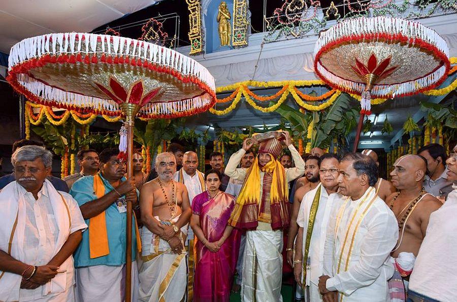 Sri NCBN offered Pattuvastralu to Lord Venkateswara