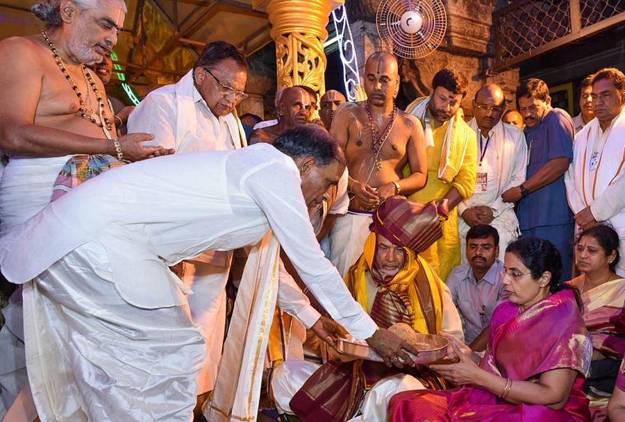 Sri NCBN offered Pattuvastralu to Lord Venkateswara