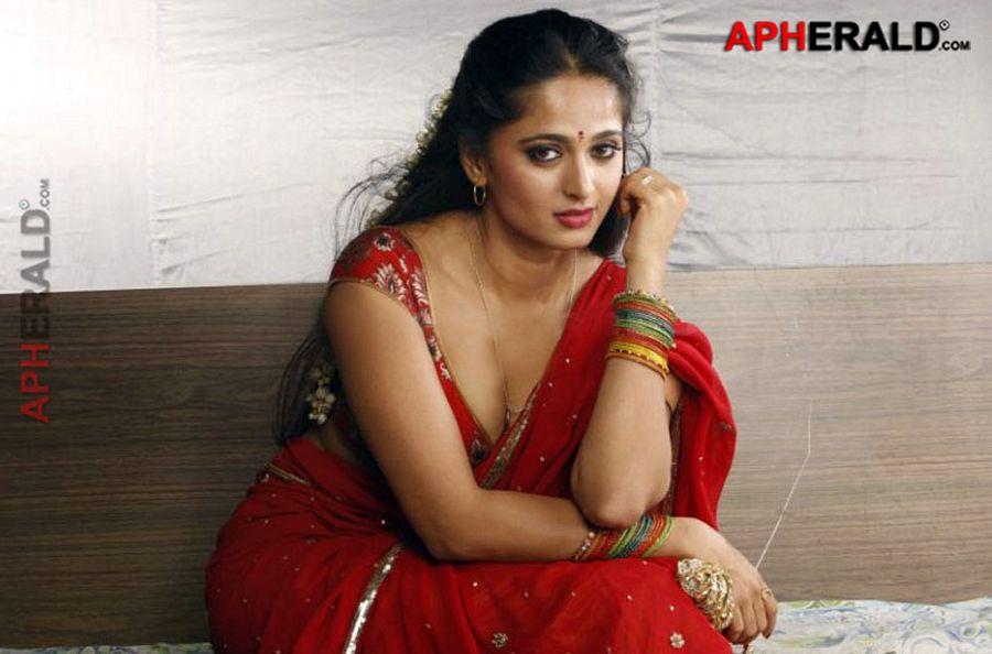 Anushka Shetty Hot & Sexy Wet Collection Photos