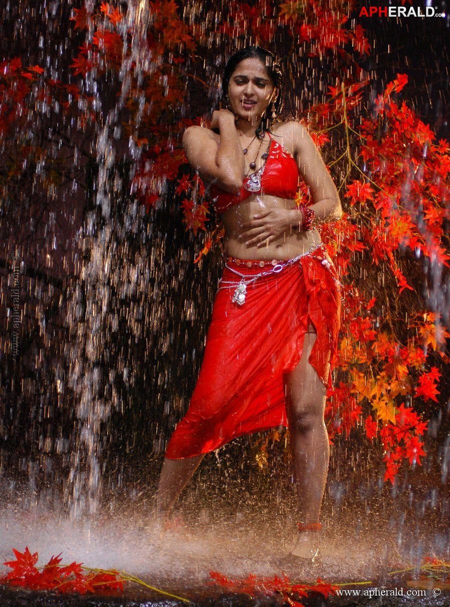Anushka Shetty Hot & Sexy Wet Collection Photos