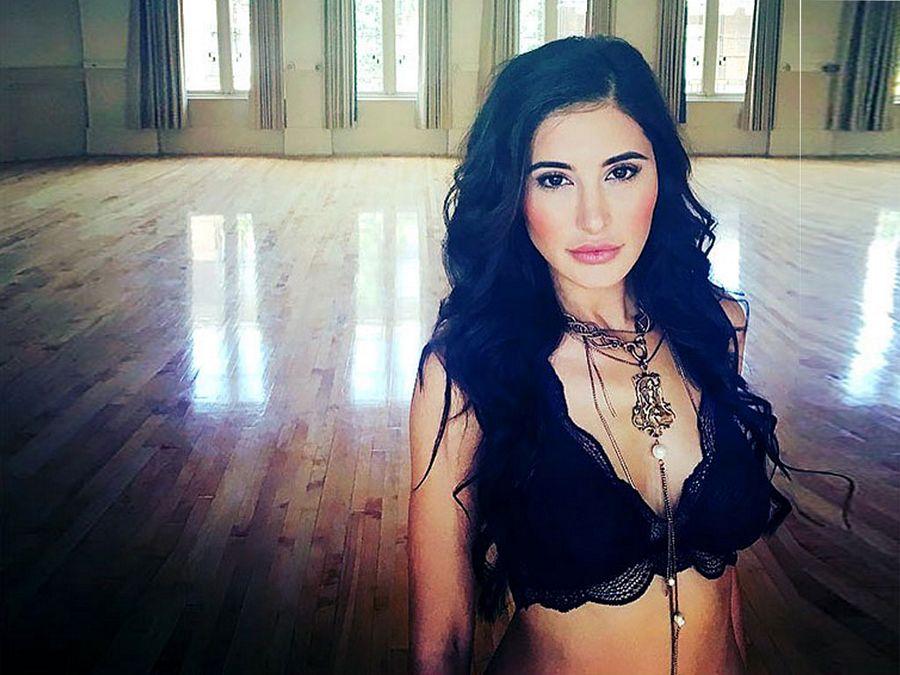 Hot & Sensual Photo's of Nargis Fakhri