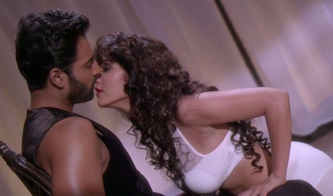 Hot Stills From Ishq Junoon Movie